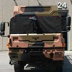 Militär LKW mit Blendschutz. MAN Militärfahrzeug Tarnmuster.