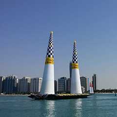 Outdoor Events: Luftrennen-Tore im Wasser vor Skyline. Spektakuläre Sonderbauten.