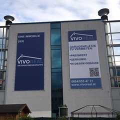 Fassadenwerbung: VivoReal Immobilien, Garagenplätze zu vermieten. Gebäude mit Stahlseil-Montage.