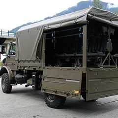 Militär LKW mit Plane und Sonderteile. Militärfahrzeug für Spezialeinsätze.