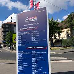 Leitsystem für Indoor Events: Red Bull Air Race Zeitplan. Veranstaltungshinweis.