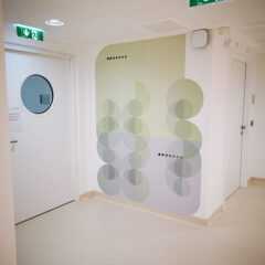 SVS INTERIORS: Wandbeklebung mit Kreismuster. Moderne Innenraumgestaltung im Flur.