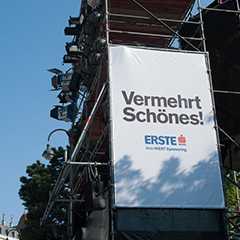 Außenwerbung Banner: Vermehrt Schönes! Erste Bank Werbung auf Gerüst.