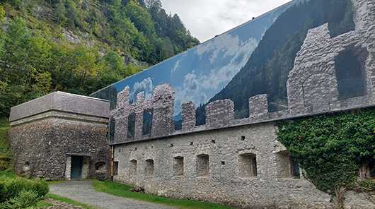 Textile Architektur: Sonderbau mit Fassadenbild und Naturkulisse.
