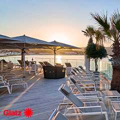 Terrasse mit GLATZ Sonnenschirmen. Luxusliegen am Pool mit Meerblick. Großschirme für Gastronomie.