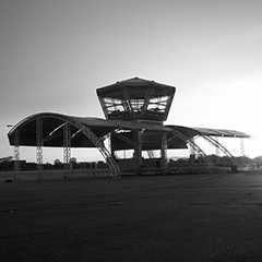 Sonderzeltbau für Outdoor Events. Zeltkonstruktion mit Turm, Schwarzweiß.