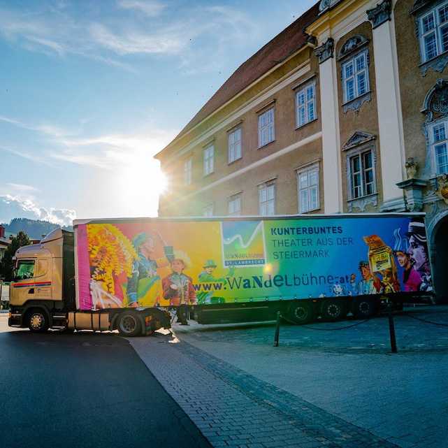 LKW Plane mit Werbeaufdruck. Planenverkleidung für Fahrzeuge. LKW-Planen Beschriftung.