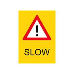Gelbes Gefahrenschild mit Ausrufezeichen und SLOW. Sicherheit im Sport beachten!