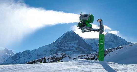 Schneeanlage mit Prallschutz im Wintersportgebiet. Schneeerzeugung für Ski und Snowboard.