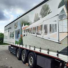 LKW-Werbung für Gebäude & Fahrzeuge. Plane mit Zelt-Motiv. Eventzelte im Fokus.