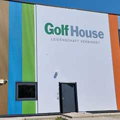 Fassadenwerbung: Golf House mit Klopfrahmen. Gebäude mit bunten Streifen.