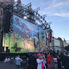 Bühne für Outdoor Events. Großes Bühnenbild mit Publikum im Vordergrund.