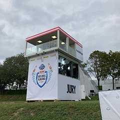 Outdoor Event: Jury-Turm bei Red Bull Flugtag. Sportveranstaltung im Freien.