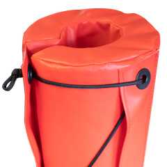 Roter Prallschutz für Wintersport, Rundelement mit Befestigung.