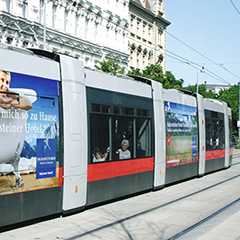 Moderne Straßenbahn im Stadtbild. ÖPNV Sonderbau für Wien.
