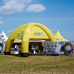 Gelbes aufblasbares Zelt XCLUB für Events. Outdoor-Werbung mit auffälligem, luftgefülltem Zelt.