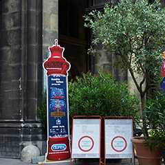 Outdoor Events: Durex-Werbung vor Gebäude, Hinweisschilder und Pflanzen. Besucherinfo.