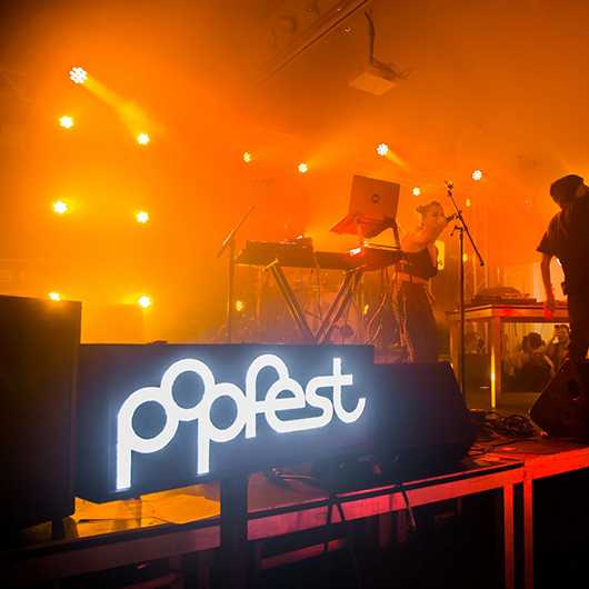 Popfest Bühne. Live-Musik Event mit Künstlern und Lichteffekten.