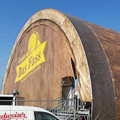 Sonderzeltbau: Fass-Zelt. Individuelle Zeltlösung im Fassdesign für Ottakringer. Event-Zeltbau.