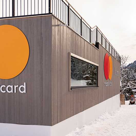 Werbetechnik: Sonderzeltbau mit Mastercard Branding. Individuelle Zeltlösung für Events und Promotion.