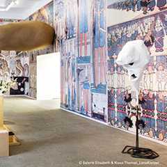 Ausstellungen: Kunstgalerie mit Skulpturen und Wandbildern. Moderne Kunst Ausstellung.