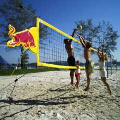 Sportnetze: Beachvolleyball-Spieler am Netz. Event Ausstattung für Sportveranstaltungen.