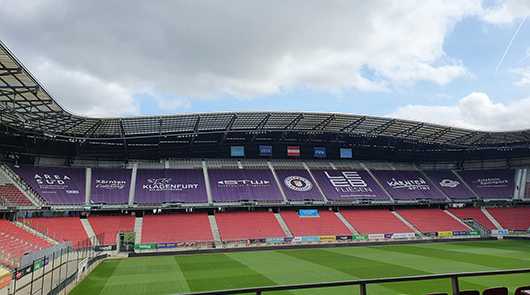 Events Outdoor: Wörthersee Stadion Klagenfurt. Fußballarena mit Rasen und Tribünen.