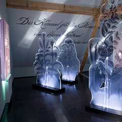 Kunstausstellung: Skulpturen und Textinstallation in einer Galerie. Kunst & Kultur.