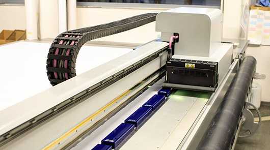 Großformatdrucker für Druck & Grafik. Präzise Druckmaschine im Detail.