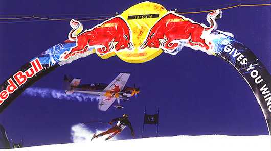 Event Ausstattung: Red Bull Event mit Skifahrer und Flugzeug.
