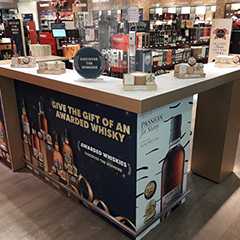 Verkaufsstand mit Whiskey-Flaschen. Präsentation von prämiertem Whiskey. Geschenkidee für Whiskey-Liebhaber.