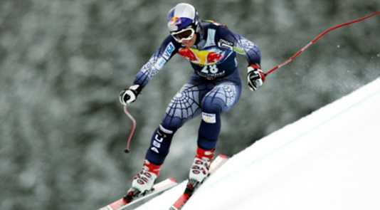 Ski-Rennfahrer in Aktion. Sicherheit im Sport, Ski Alpin.