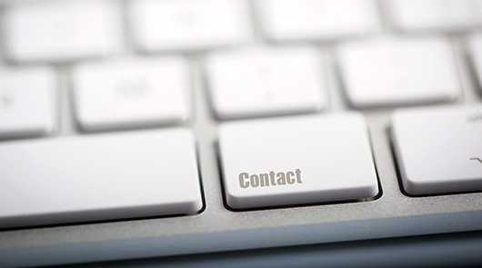 Kontakt: Weiße Tastatur mit Contact-Taste.