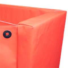 Roter Prallschutz, Eckelement für Wintersport, Sicherheitsprodukt.