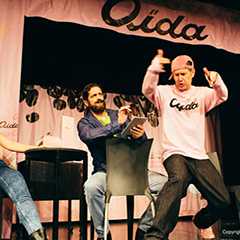 Bühne & Film: Schauspieler bei einer Aufführung. Theater-Szene mit Requisite und Kostümen.