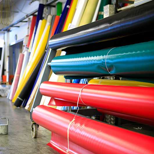 Verschiedene farbige Stoffrollen. Zutaten für unsere Produkte.