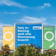 Außenwerbung: Gerüstwerbung für Erste Bank. Großflächige Werbung am Gebäude. Banking-Renovierung.
