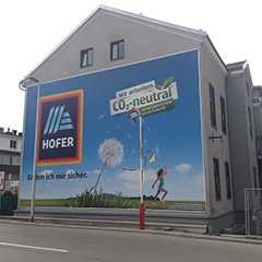 Fassadenwerbung: Kederrahmen mit Hofer Werbung, CO2-neutral. Großflächige Werbefläche.