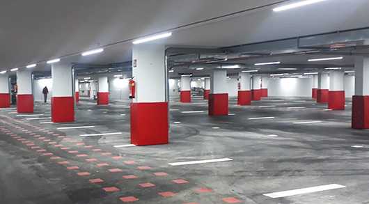 Parkhaus mit Prallschutz. Rote Polster schützen Säulen vor Schäden.