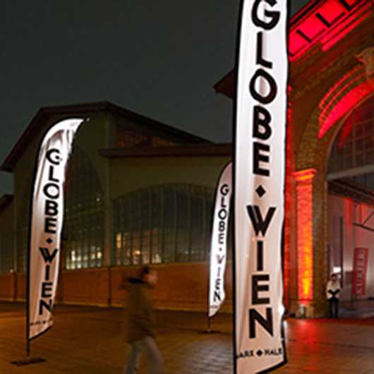Werbetechnik: Beachflags Globe Wien bei Nacht. Effektive Außenwerbung für Events.