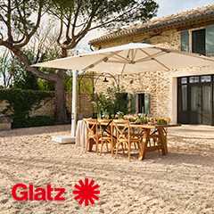 GLATZ Sonnenschirm spendet Schatten über Esstisch im Freien. Seitenmastschirm für Garten und Terrasse.