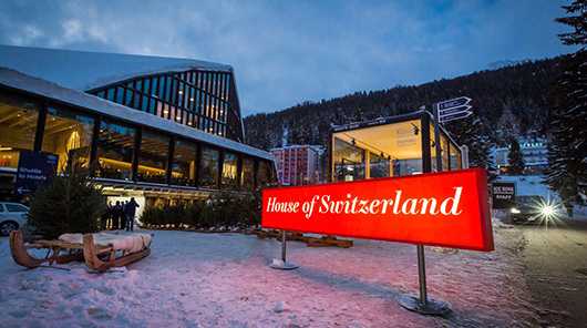 Werbetechnik: House of Switzerland Schild im Schnee. Winterliche Aussenwerbung.