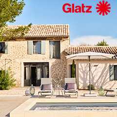 GLATZ Sonnenschirm am Pool. Mittelstockschirm spendet Schatten auf Liegestühlen.