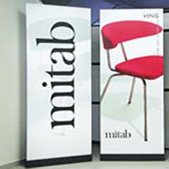 Roll-Up Displays von mitab: Präsentationssysteme mit Stuhl-Motiv und Logo.