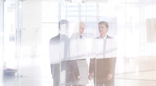 Partner: Geschäftspartner im Büro. Team von Fachleuten im Gespräch.