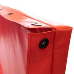 Rote Prallmatte für Wintersport, Detailaufnahme. Prallschutz mit Befestigung.