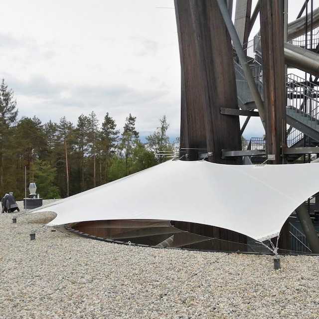 Quadratisches Sonnensegel am Baumturm. Diverse Sonnensegel für den Außenbereich.