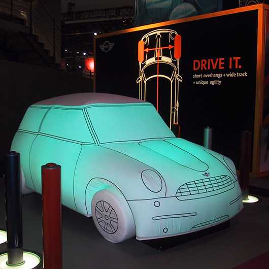 Werbetechnik: Aufblasbares Auto. Leuchtendes Inflatable Auto als Werbemittel.