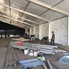 Montage von Indoor-Events: Arbeiter bauen Zelt für Veranstaltung auf.