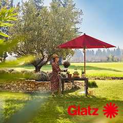 GLATZ Holzschirm im Garten. Sonnenschirm spendet Schatten beim Gärtnern.